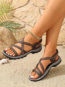 Sandalias de verano para mujer con suela suave antideslizante, correas cruzadas de piel de imitación de color contrastante y estilo de vanguardia de playa clásica - Marrón - Ver 2
