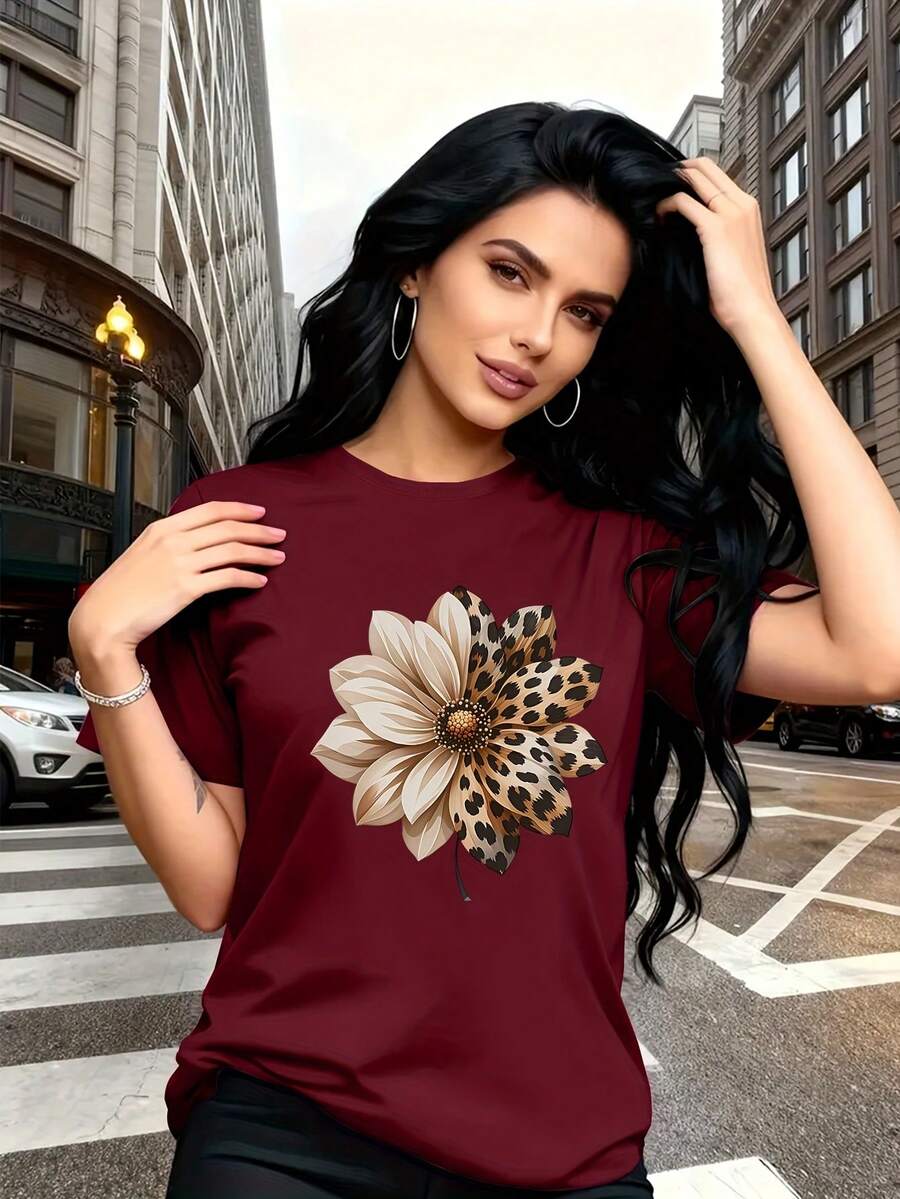 The Floral Pattern With Leopard Print Elements Is  And Stylish. This Simple Women's Short-Sleeved, Crew-Neck T-Shirt Is Casual And Versatile, Suitable For Leisure, Travel, Vacations, And Other Activities. 100% Cotton. - 紅色 - 查看 1