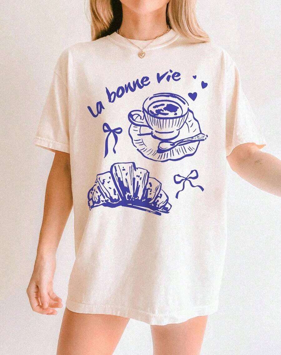 Envío Gratis, Camiseta 100% Algodón con Gráfico de Croissant y Café de París: La Bonne Vie Shirt2026 - Ropa Linda, Atuendos para Conciertos, Vestidos de Verano para Mujer - Alta Calidad - Albaricoque - Ver 1