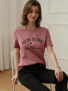 Camiseta de mujer de verano de ajuste holgado con cuello redondo y manga corta, con estampado de eslogan simple, estilo casual de vacaciones. Blusa de moda apta para uso diario y de vacaciones. - Rojo violeta - Ver 2