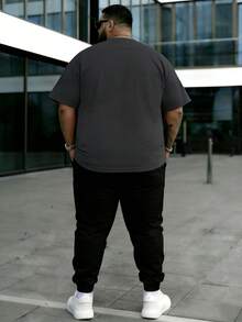 2件套加大码男士时尚休闲英文印花短袖T恤和裤子套装，适合街头服饰、户外运动和日常穿着。 - 深灰色 - 查看 2