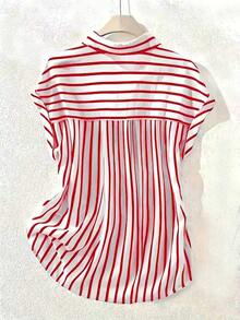 Camisa de manga corta de un solo pecho con hombros caídos y diseño a rayas de moda de verano, cierre delantero de botones de color contrastante de poliéster, diseño corto por delante y largo por detrás - Rayas rojas - Ver 4