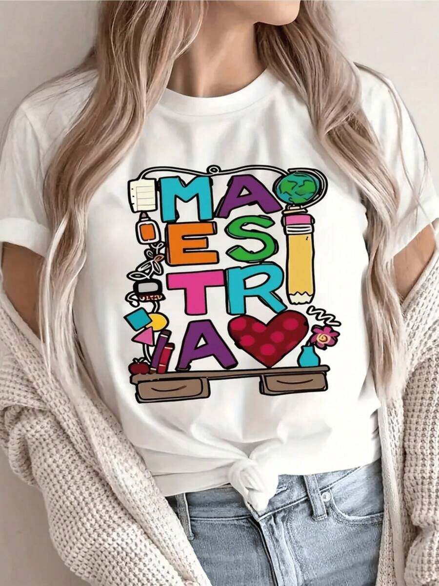SimpieAndVersatileDesignIlustración colorida con la palabra MAESTRA acompañada de globo terráqueo lápiz corazón libros y símbolos de enseñanza que expresan amor por educar camiseta para mujer cómoda y modernaCottonT-Shirt - Blanco - Ver 1
