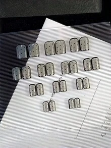这款24片装的法式短款方形透明黑色波点美甲贴片套装，采用网眼紧身裤风格，裸色底，搭配1片果冻胶和1个迷你指甲锉，轻松佩戴和卸除，优雅的假指甲，适合女性在办公室和约会场合使用。 - 黑色 - 查看 2