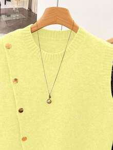 1 pieza Chaleco sin mangas de punto de unicolor con cuello redondo corto, diseño asimétrico con botones, accesorio de moda, chaleco versátil de punto para el verano - Amarillo claro - Ver 4