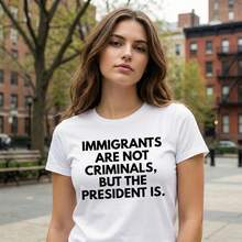 Lightweight, Fitted, Short-Sleeved Cotton T-Shirt With A Round Neck, Featuring A Graphic Print. Classic Casual Wear For All Seasons, Soft And Versatile For Everyday Use, With The Eye-Catching Print "Immigrants Are Not Criminals." - 黑色 - 查看 7
