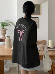 Camiseta de verano con cuello redondo, hombros caídos, detalle de lazo y estampado de letra, tops lindos oversize, atuendos de maestro - Negro - Ver 3