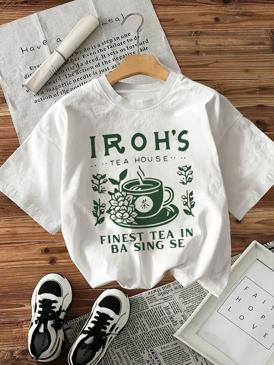 Kortärmad, avslappnad T-shirt med anime-tema för kvinnor, med en 100% ren, lös passform, dekorerad med motiv av "'s Teahouse" Ba Sing Se premium teer och tekoppar, andningsbar och hudvänlig, med bokstavsmönster, lämplig för anime-entusiasters vardagskläder. Passar för fester och vardagsbruk, perfekt för semester och fritid, street style, trendigt mode, utmärkt för festivaloutfits för kvinnor, sommarkläder, sommaroutfits, toppar. - Vitt - Visa 1
