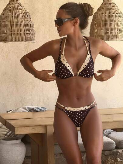 Bộ bikini tam giác gợi cảm buộc dây phía trước, phối màu tương phản tối giản, hàng mới về mùa hè 2026, thích hợp cho ngày Valentine và các bữa tiệc bãi biển trong kỳ nghỉ lễ.