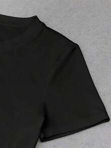 Esta camiseta holgada y transpirable presenta un diseño sencillo con corazones metálicos estampados y detalles de pedrería. Es una camiseta informal adecuada tanto para ocasiones festivas como para el uso diario. - Negro - Ver 4