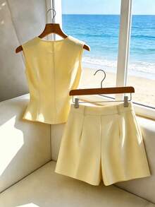 Bộ đồ nữ thanh lịch gồm áo không tay cài cúc phía trước, viền bèo nhún và quần short xếp ly, chất liệu không co giãn, thích hợp cho mùa hè. - Màu vàng - Xem 2