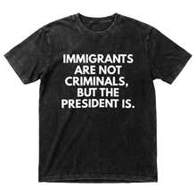 Lightweight, Fitted, Short-Sleeved Cotton T-Shirt With A Round Neck, Featuring A Graphic Print. Classic Casual Wear For All Seasons, Soft And Versatile For Everyday Use, With The Eye-Catching Print "Immigrants Are Not Criminals." - 黑色 - 查看 4
