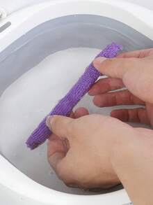 1 Đầu bàn chải vệ sinh kèm 3 khăn lau thay thế. Khăn lau bằng sợi microfiber dễ vệ sinh, có thể tái sử dụng và mềm dẻo. Nó giúp loại bỏ bụi bẩn trong các khe hở của máy điều hòa, rèm cửa và là dụng cụ vệ sinh máy giặt. Một vật dụng thiết yếu để vệ sinh. - A - Xem 7