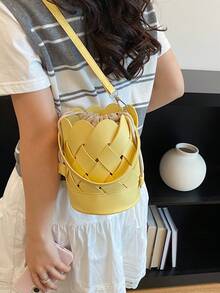 新款独特镂空编织水桶包，简约风格，休闲百搭，适合日常通勤和街头穿搭的女士单肩包 - 黃色 - 查看 8