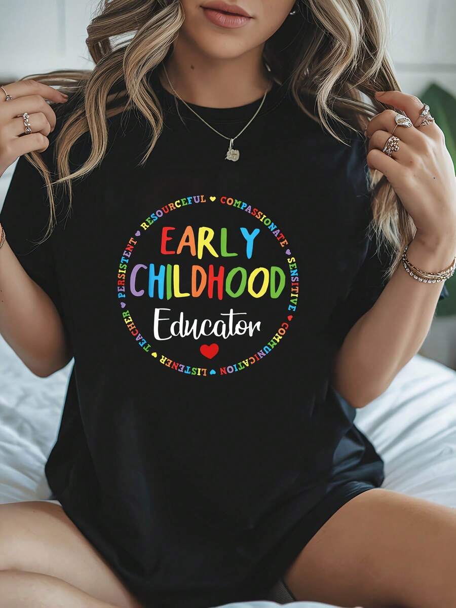 Camiseta de mujer de talla grande con estampado de educadora de educación infantil, top casual de manga corta y cuello redondo, ropa de mujer para primavera y verano. - Negro - Ver 1