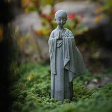这款祈祷冥想僧侣雕塑由绿色砂岩和树脂制成，适合冥想、祈祷或佩戴念珠。它完美契合禅意客厅、祈祷室、乔迁之喜、家居装饰、室内装饰、客厅装饰、简约波西米亚风、怀旧优雅风、奢华风等各种风格。无论是送给她、她的母亲，还是其他任何场合，这都是一份独特的礼物。 - 多色 - 查看 2