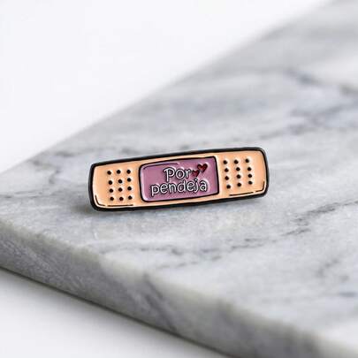 Broche con forma de vendaje divertido, diseño de texto creativo, combinación de colores suave y linda, accesorio de moda personalizado, adecuado para chaqueta, bolso, sombrero como decoración de estilo nicho