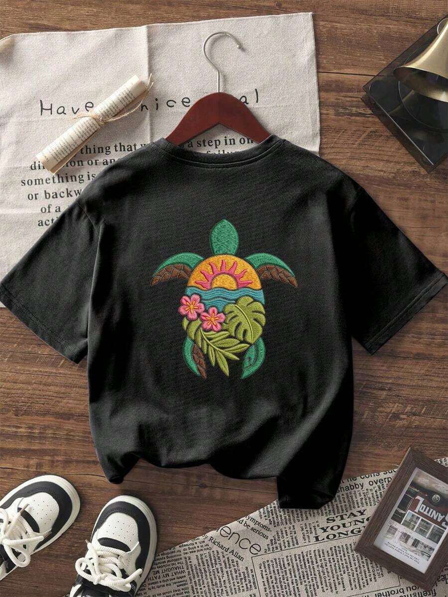 New Summer Arrival: Casual Short-Sleeved T-Shirt With A Round Neck And Embroidered Sea Turtle Print. Simple And Modern Style, Versatile And Elegant Blouse For Women, Urban Vintage Style, Unisex, Loose Cotton. Blouses. Casual Blouses For Women. - 黑色 - 查看 1