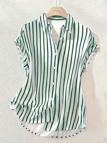 Camisa de manga corta de un solo pecho con hombros caídos y diseño a rayas de moda de verano, cierre delantero de botones de color contrastante de poliéster, diseño corto por delante y largo por detrás - Rayas verdes - Ver 1