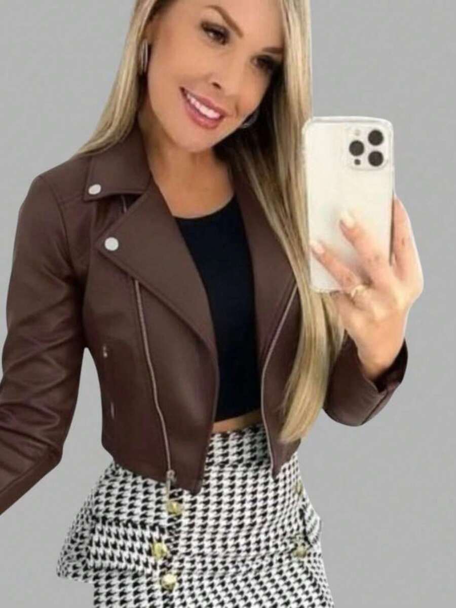 Premium Faux Leather Motorcycle Jacket With Asymmetrical Zipper, Impeccable Finish, Short, Fitted Jacket, Modern And Elegant Biker Style, High-Quality Faux Leather Jacket With Structured Collar, Metal Buttons, Front Zipper Detail, Powerful Look, Versatile Jacket For Day And Night, Perfect Fit, Silhouette-Flavoring Design, Stylish Jacket For Cold Weather, Lightweight And Comfortable, Fashionable, Casual And Chic Women's Jacket, Winter And Autumn Fashion, Sophisticated Urban Look, Jacket With Functional Pocket, Exclusive Design, Black, Brown And Caramel Jacket, Sizes S, M, L, XL, Soft, Durable Leather Jacket, Doesn't Peel, Blogger/Influencer Look, European Style, Wardrobe Essential, Modern And Elegant Outfit, Short Jacket With Slim Cut, Perfect Body Fit, Premium Clothing, High Durability, Women's Biker Jacket, Luxury, Comfortable, Timeless, Refined Style, June Festival - 鏽棕色 - 查看 1
