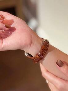 客製化軟皮革人造皮革手錶錶帶，適用於 AppleWatch 女款運動系列，尺寸 38mm、40mm、41mm、42mm、44mm、45mm、46mm、49mm，相容 AppleWatch Series 10/%/8/7/6/5/4/3/2/1 SE Ultra - 棕色銀漆皮 - 查看 3