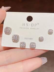 1 Set de Pendientes Elegantes y de Moda Completamente Enjoyados con Cristales en Forma Cuadrada, Versátiles y Adecuados para el Uso Diario de las Mujeres - Pendientes cuadrados súper brillantes con diamantes por todas partes. - Ver 2
