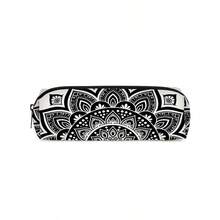 Túi đựng bút một lớp, in họa tiết hoa văn Bohemian phủ khắp bề mặt. - màu đen - Xem 9