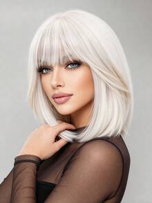 XOUJE 12-Zoll rein weiße Bob Perücke für Frauen mit realistischer Kopfhaut, glatte, hitzebeständige Faser, gerades kurzes Haar mit geraden Pony, einfach zu tragen, perfekt für Partys, Anime-Cosplay und Halloween, schmeichelhaft für helle Haut - Weiss - Übersicht 4