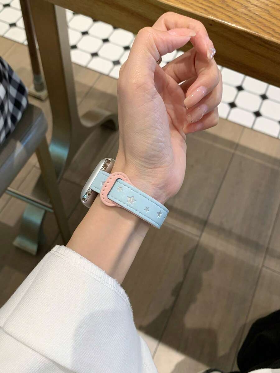时尚表带 | 磨砂蓝和乳白色/多种颜色可选 | 星形铆钉装饰的合成皮革 | 通勤和休闲佩戴皆宜 | 兼容 1/2/3/4/5/6/7/8/9/10/SE/Ultra | 38mm/40mm/41mm/42mm/44mm/45mm/49mm | 优雅甜美风格 - 粉色拼霧藍 - 查看 1