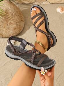 Sandalias de verano para mujer con suela suave antideslizante, correas cruzadas de piel de imitación de color contrastante y estilo de vanguardia de playa clásica - Marrón - Ver 7