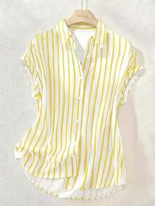 Camisa de manga corta de un solo pecho con hombros caídos y diseño a rayas de moda de verano, cierre delantero de botones de color contrastante de poliéster, diseño corto por delante y largo por detrás - Rayas amarillas - Ver 1