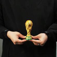 FIFA Bộ cúp bao gồm các cúp vô địch từ Canada, Mexico và Hoa Kỳ - được làm bằng nhựa và có hình ảnh các cúp và tượng nhỏ mang tính biểu tượng. Đây là lựa chọn lý tưởng cho người hâm mộ bóng đá và các nhà sưu tập, đồng thời cũng là món quà tuyệt vời để trang trí tiệc sinh nhật hoặc trưng bày trong văn phòng (hai mẫu sẽ được gửi ngẫu nhiên). - A - Xem 5