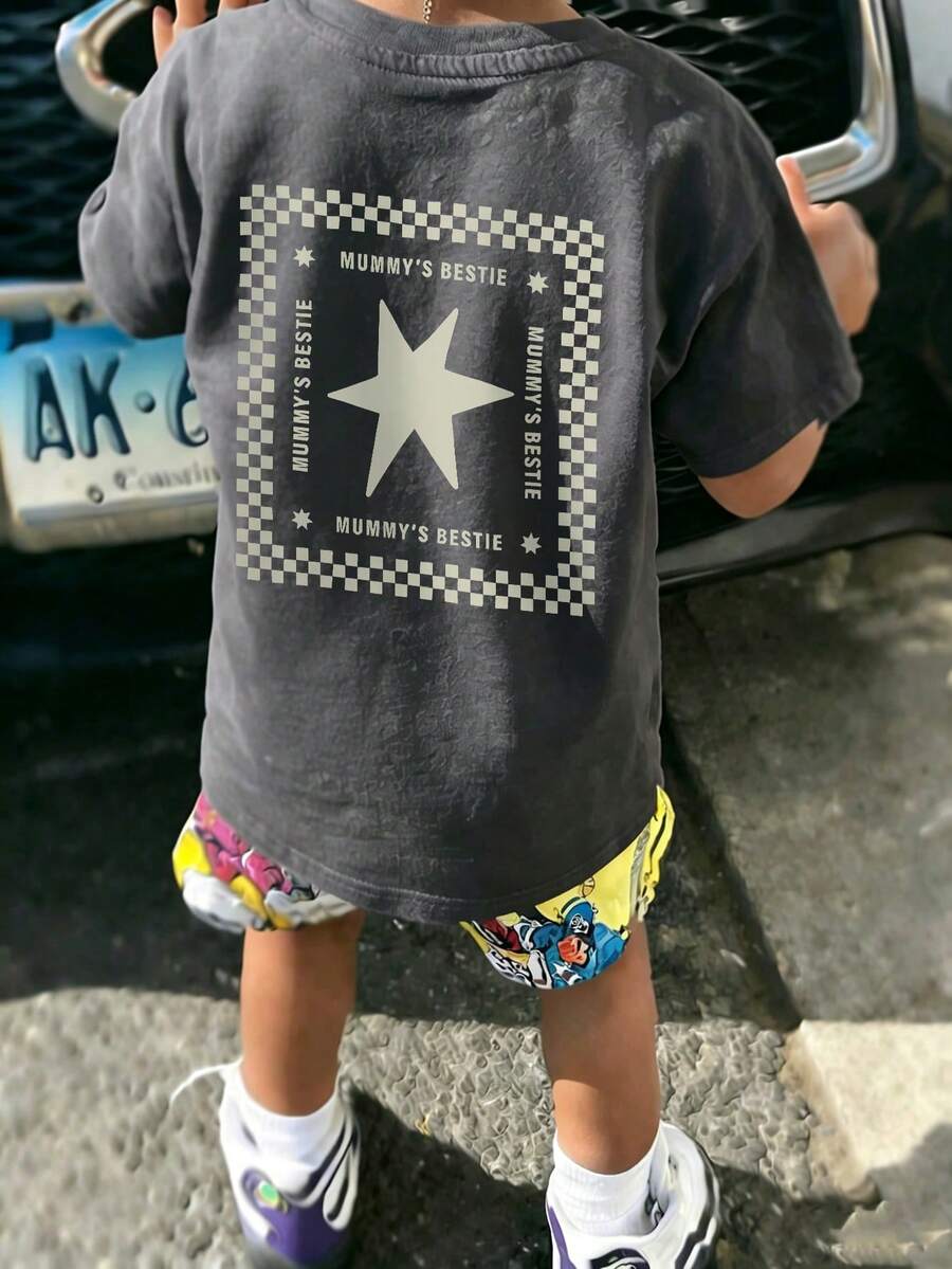 1 chiếc áo thun bé trai kẻ caro hình ngôi sao, màu xám đậm, in khẩu hiệu "Mummy's Bestie" (Bạn thân nhất của mẹ), tay ngắn, thiết kế ngôi sao dễ thương, kiểu dáng thường ngày đa năng. - Màu xám đen - Xem 1