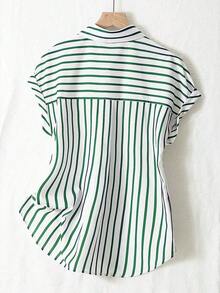 Camisa de manga corta de un solo pecho con hombros caídos y diseño a rayas de moda de verano, cierre delantero de botones de color contrastante de poliéster, diseño corto por delante y largo por detrás - Rayas verdes - Ver 2