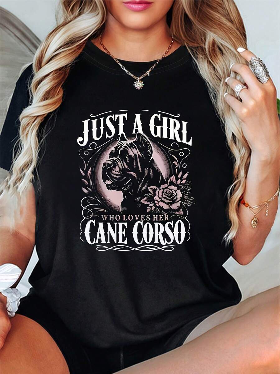 Solo una chica que ama a su perro Cane Corso. "SOLO UNA CHICA QUE AMA A SU CANE CORSO" impreso con un diseño de Cane Corso y rosas. Camiseta de moda casual de primavera-verano con cuello redondo para mujer de talla grande. - Negro - Ver 1