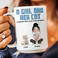 Uma Garota e Seus Gatos - Caneca Personalizada, Presente para Filha, Caneca com Retrato Personalizado de Animal de Estimação, Presente para o Dia das Mães, Caneca Personalizada com Foto de Cachorro ou Gato, Presente Único para Amantes de Animais de Estimação e Mães de Cachorros/Gatos, Caneca de Café Personalizada com Cachorro Gato, Caneca de Mãe de Cachorro, Presente para Amante de Animais de Estimação, Caneca de Fotos Personalizadas de 11oz, Nomes, Texto, Adequada para Beber em Todas as Estações, Presentes para Namorado, Namorada, Melhor Amigo. - Caneca para animais de estimação com nome em C - Visão 6