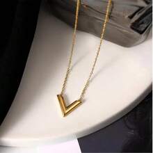 Bộ trang sức gồm 1 dây chuyền hình chữ V tối giản mạ vàng, vòng cổ choker sang trọng tinh tế, vòng tay và bông tai dành cho nữ. - dây chuyền vàng - Xem 2