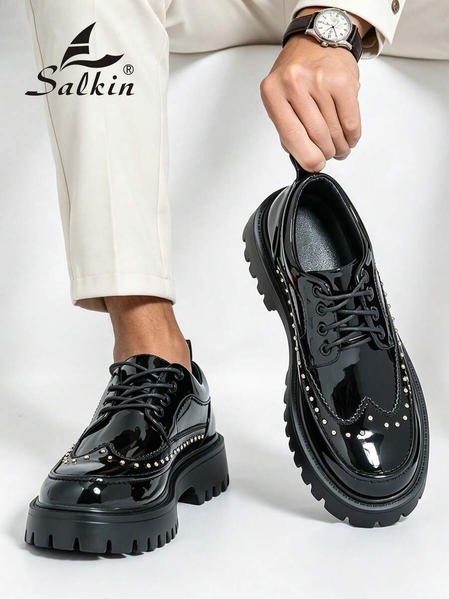 Salkin Sapatos Derby Masculinos de Designer com Cadarço, Sola Tratorada Grossa, Elegantes, Sapatos Sociais de Cavalheiro, Estilo Old Money com Decoração de Rebites, Cor Sólida, Cabedal de Couro Envernizado Macio e Confortável, Sensação de Marca Acessível, Sapatos Casuais para Uso Diário, Volta às Aulas, Estilo Universitário, Sola Grossa com Aumento de Altura, Sapatos Formais para Trabalho, Escritório, Festa, Versáteis, Sapatos de Noivo para Casamento, Presente de Feriado, Primavera, Verão, Outono, Sapatos Masculinos, Por Favor Escolha um Tamanho Maior