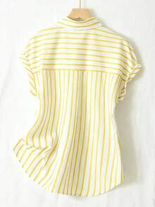 Camisa de manga corta de un solo pecho con hombros caídos y diseño a rayas de moda de verano, cierre delantero de botones de color contrastante de poliéster, diseño corto por delante y largo por detrás - Rayas amarillas - Ver 2