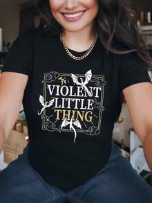Camiseta negra de talla grande para mujer con el llamativo diseño gráfico "VIOLENT LITTLE THING": una elegante camiseta informal con criaturas aladas, perfecta para el uso diario. - Negro - Ver 6