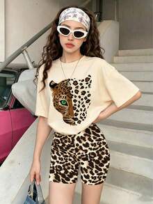 Chiếc áo thun cổ tròn màu be kiểu dáng thường ngày này kết hợp với quần short in họa tiết da báo, nổi bật với thiết kế đầu báo độc đáo. - Màu be - Xem 1