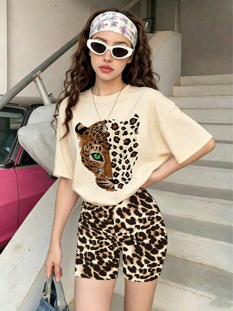 Chiếc áo thun cổ tròn màu be kiểu dáng thường ngày này kết hợp với quần short in họa tiết da báo, nổi bật với thiết kế đầu báo độc đáo. - Màu be - Xem 1