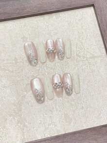 Những chấm bi hồng đáng yêu ngay trên đầu ngón tay bạn! Bộ móng tay mùa xuân và hè gồm 10 móng tay thủ công, cỡ trung bình, hình bầu dục, hiệu ứng chuyển màu hồng trắng, họa tiết mắt mèo hồng kết hợp với những chấm bi hồng sữa được vẽ tay, dễ thương và đơn giản, được điểm xuyết bằng những viên đá nhỏ, mang đến cảm giác tối giản nhưng cao cấp. Thích hợp để sử dụng hàng ngày và trong các buổi gặp gỡ bạn bè. - Màu Hồng baby - Xem 4