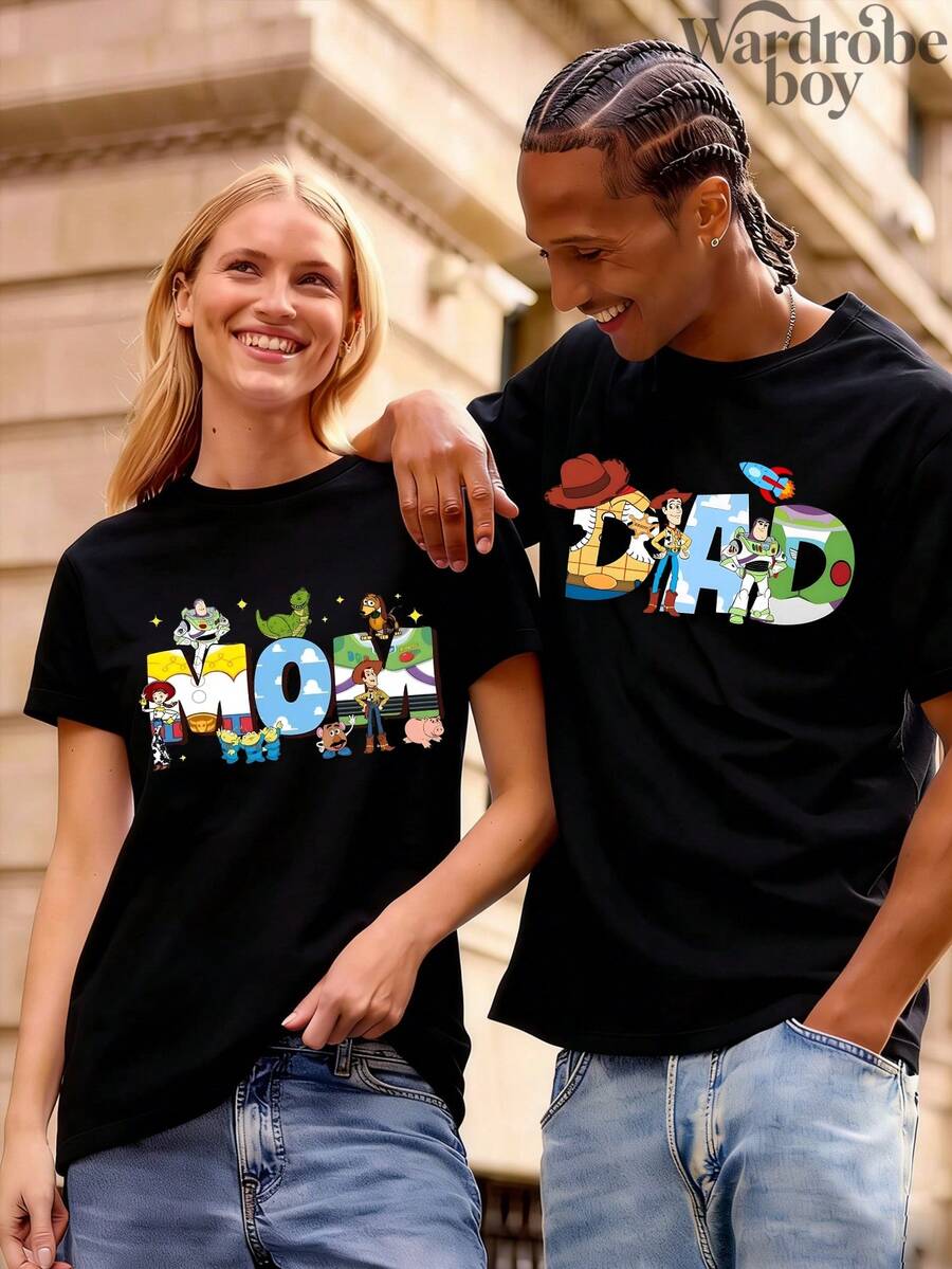 Disney Licensed Short-Sleeve Couple Printed T-Shirts, Patterned T-Shirts, Cotton Patterned T-Shirts, Toy Story Series Patterned T-Shirts, Suitable For Family Trips And Vacation Wear. Mother's Day And Father's Day T-Shirts, Suitable For Men And Women. Cotton T-Shirts, Comfortable And Breathable. - 女人 - 查看 1