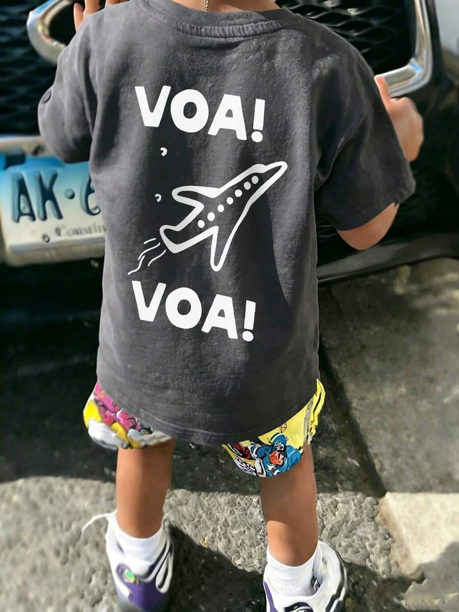1件幼儿男童休闲圆领短袖T恤，背面印有趣味卡通飞机和字母图案，舒适透气，百搭上衣，欧美街头风日常穿着