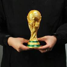 FIFA Bộ cúp bao gồm các cúp vô địch từ Canada, Mexico và Hoa Kỳ - được làm bằng nhựa và có hình ảnh các cúp và tượng nhỏ mang tính biểu tượng. Đây là lựa chọn lý tưởng cho người hâm mộ bóng đá và các nhà sưu tập, đồng thời cũng là món quà tuyệt vời để trang trí tiệc sinh nhật hoặc trưng bày trong văn phòng (hai mẫu sẽ được gửi ngẫu nhiên). - A - Xem 6