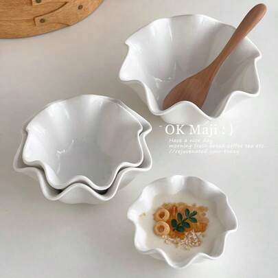 一套白色陶瓷莲花形餐盘，可作食物托盘、盛菜盘和坚果碗，复古简约风格，适用于各种派对、聚会、小吃店、餐饮和家居装饰，是馈赠亲朋好友的绝佳礼物，也是生日、婚礼、周年纪念日、情人节、感恩节和新年等节日的理想之选。