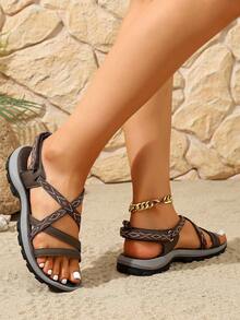Sandalias de verano para mujer con suela suave antideslizante, correas cruzadas de piel de imitación de color contrastante y estilo de vanguardia de playa clásica - Marrón - Ver 3