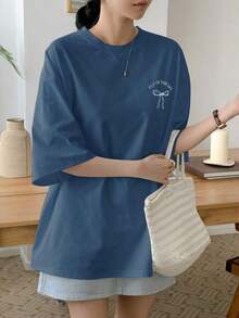 Women's Loose-Fitting, Casual Summer T-Shirt With Letter Print, Bow Detail, Round Neck, And Drop Sleeves. Cute, Oversized Graphic Tee. Y2K Style,  Style, New For 2026, Cute Style, Casual Style. 180g (Sizes S-XXXL) - 藍色的 - 查看 8