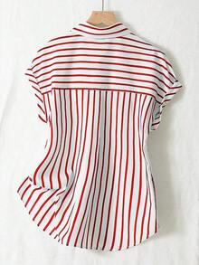 Camisa de manga corta de un solo pecho con hombros caídos y diseño a rayas de moda de verano, cierre delantero de botones de color contrastante de poliéster, diseño corto por delante y largo por detrás - Rayas rojas - Ver 2